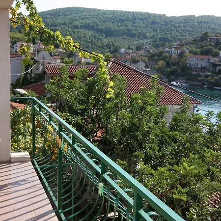 Apartment Apartments By The Sea Stomorska, Solta - 782 *