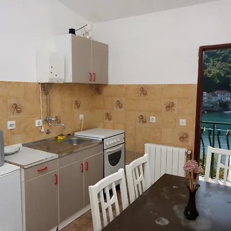 Apartment Apartments By The Sea Stomorska, Solta - 782 *