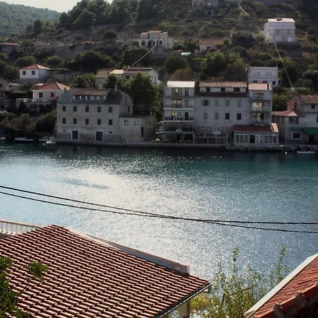 Apartment Apartments By The Sea Stomorska, Solta - 782 Stomorska