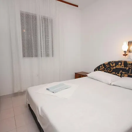 Apartments By The Sea Stomorska, Solta - 782 Apartment *