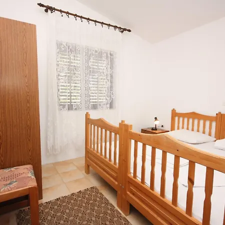 Apartment Apartments By The Sea Stomorska, Solta - 782 *
